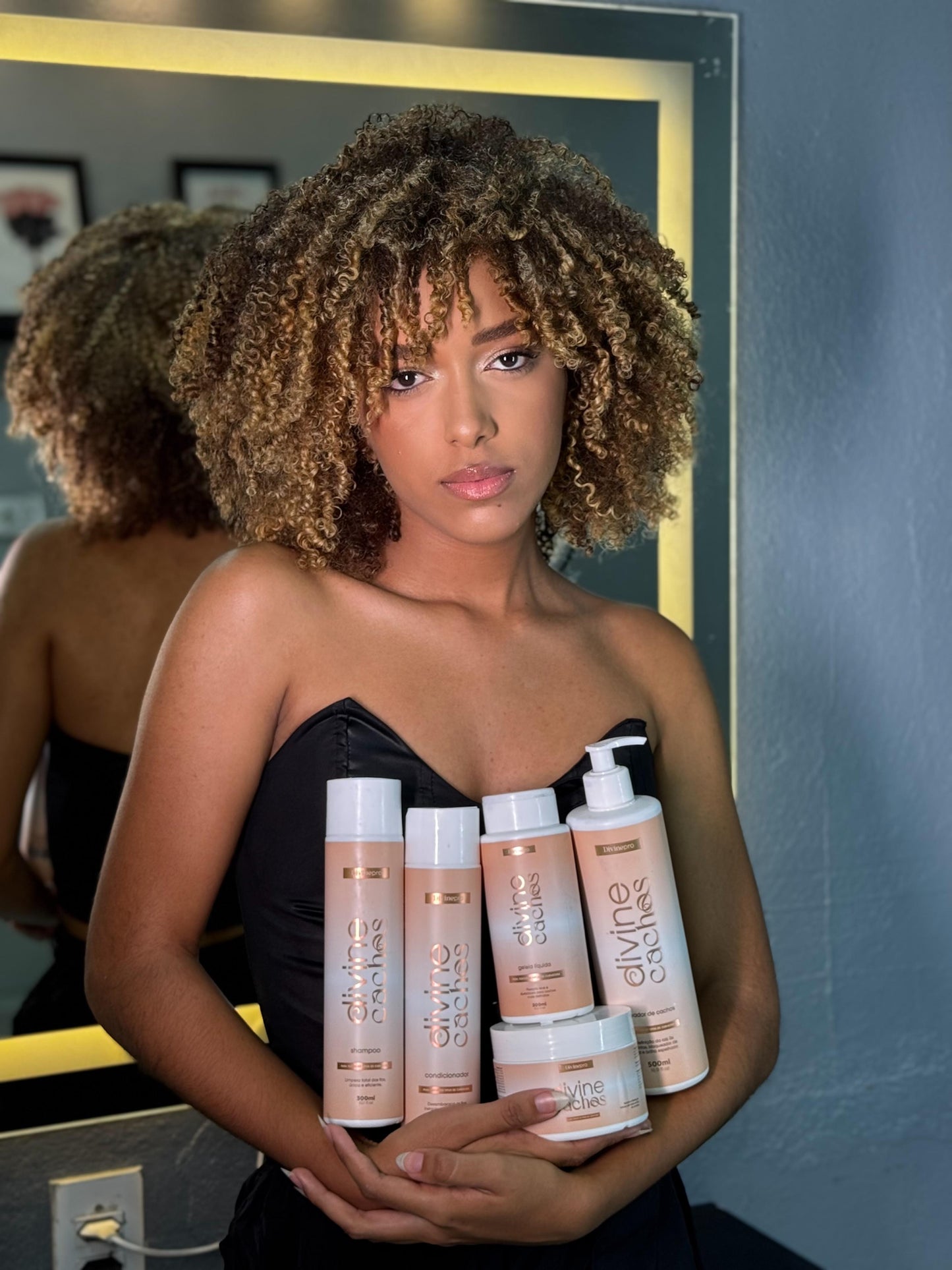 Kit Shampoo + Condicionador Divine Cachos – Limpeza Suave e Hidratação Nutritiva para Cada Curva do Seu Fio